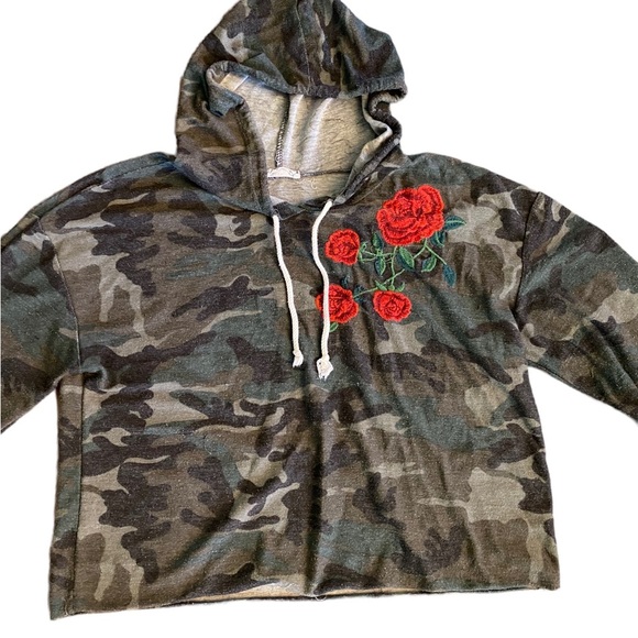 {Local Lab} Camo and Roses Crop Top Lined Hoodie - Picture 4 of 7